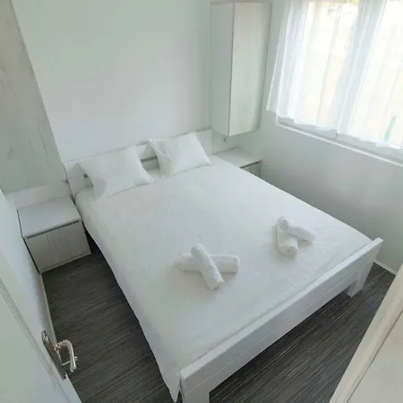 Apartment Kamp Mara Mobile House Ivana